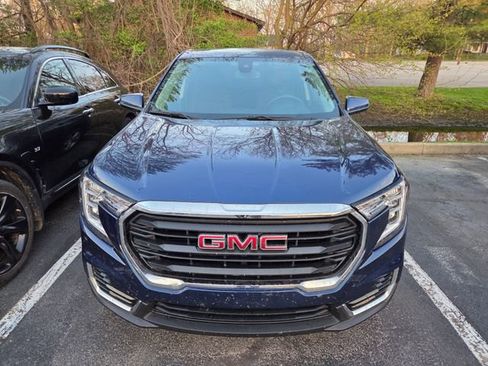 Used 2022 GMC Terrain SLE image 2