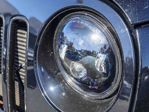 Used 2016 Jeep Wrangler Unlimited Sahara w/ Connectivity Group image 21