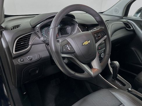 Used 2022 Chevrolet Trax LT w/ LT Convenience Package image 9