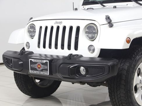 Used 2015 Jeep Wrangler Unlimited Sahara w/ Connectivity Group AWD/4WD image 45