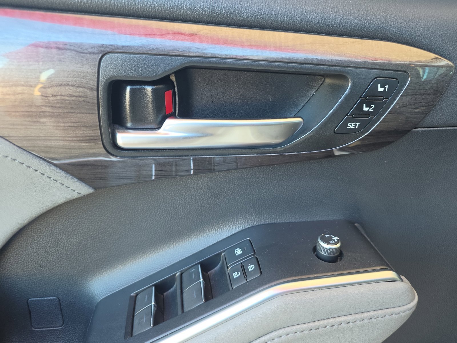 Used 2021 Toyota Highlander Limited FWD image 5