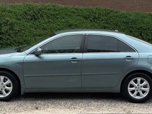 Used 2010 Toyota Camry LE FWD image 2