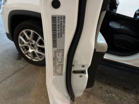 Used 2025 Jeep Compass Limited image 29