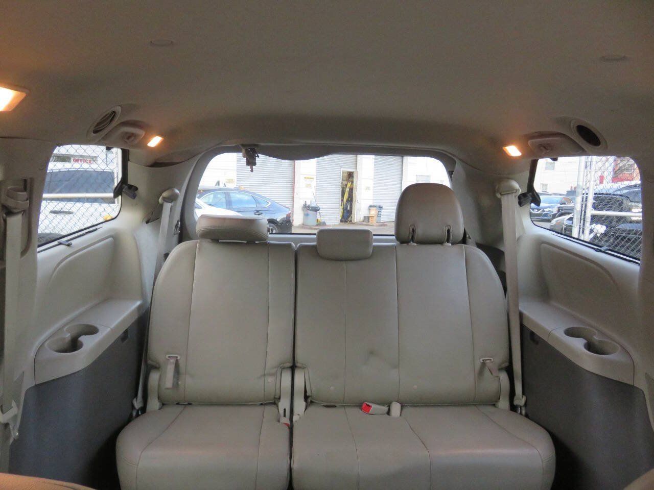 Used 2019 Toyota Sienna XLE FWD image 21