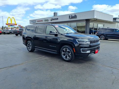 Used 2024 Jeep Wagoneer L Series III w/ Flexible Seating Group AWD/4WD image 8