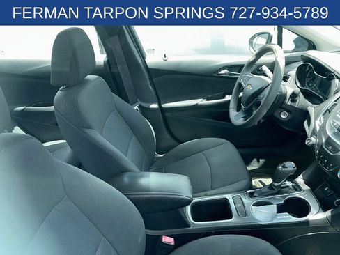 Used 2017 Chevrolet Cruze LT FWD image 4