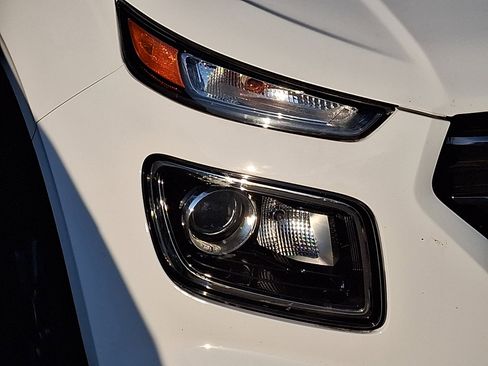 Used 2023 Hyundai Venue SEL FWD image 6