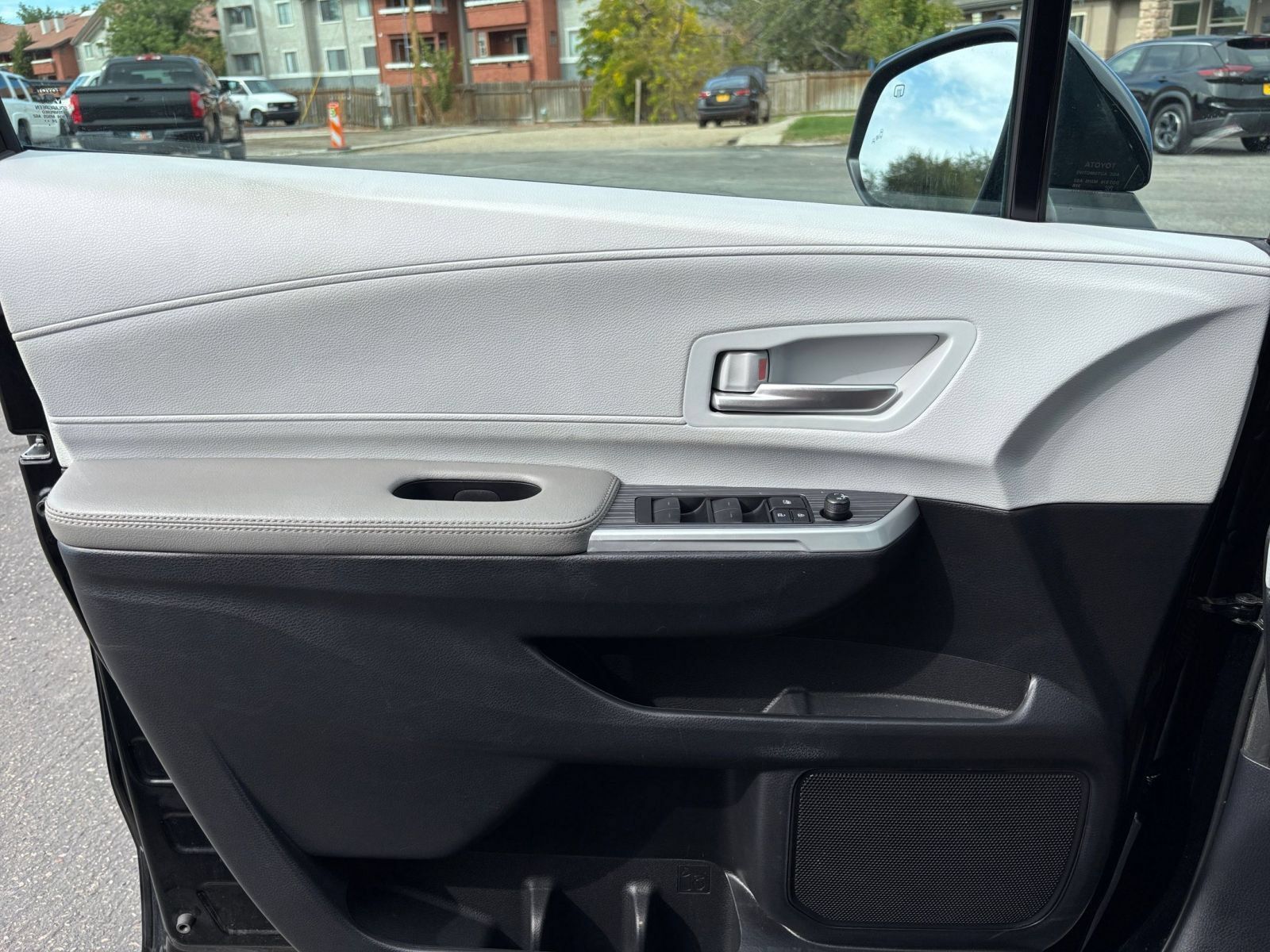 Used 2025 Toyota Sienna XLE FWD image 18