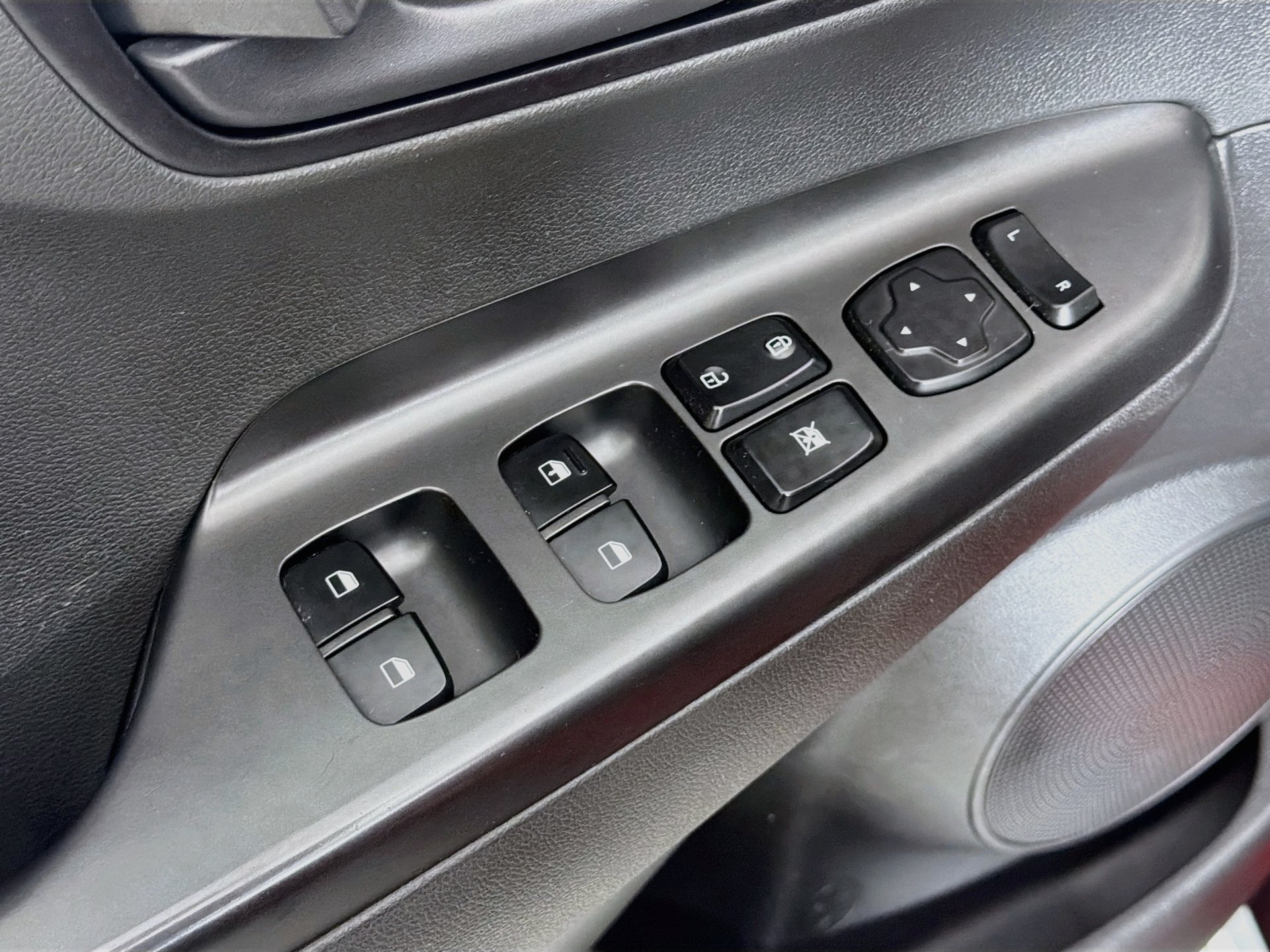 Used 2019 Hyundai Kona SE FWD image 17