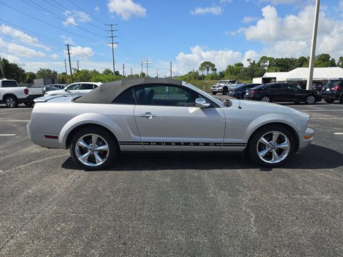 Used 2007 Ford Mustang Premium RWD image 3