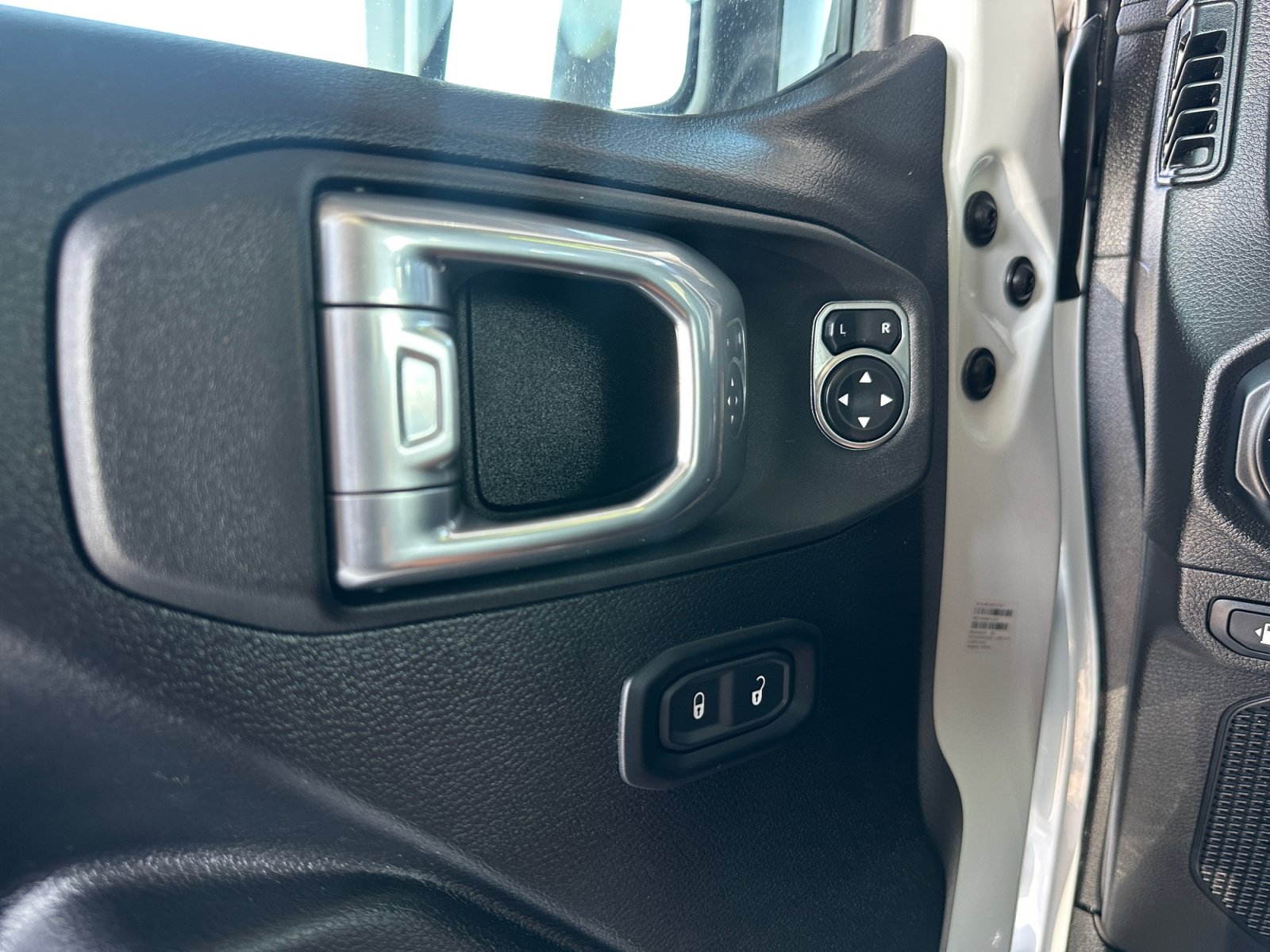 Used 2024 Jeep Wrangler Unlimited AWD/4WD image 17