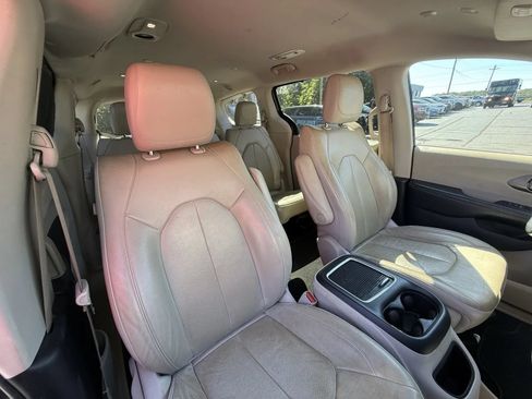 Used 2021 Chrysler Pacifica Touring-L FWD image 14