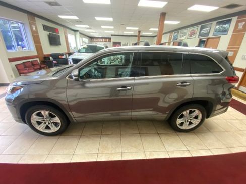 Used 2019 Toyota Highlander Limited FWD image 2