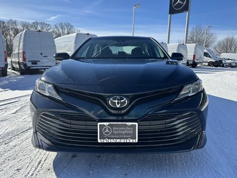 Used 2018 Toyota Camry SE image 2