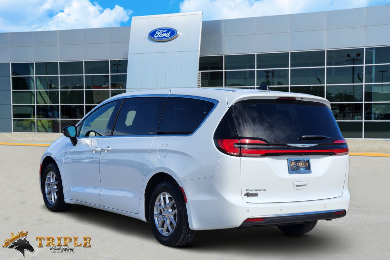 Used 2025 Chrysler Pacifica Select FWD image 4