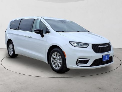 Used 2024 Chrysler Pacifica Touring-L FWD image 3