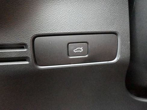 Used 2025 Volvo XC40 B5 Plus AWD/4WD image 27