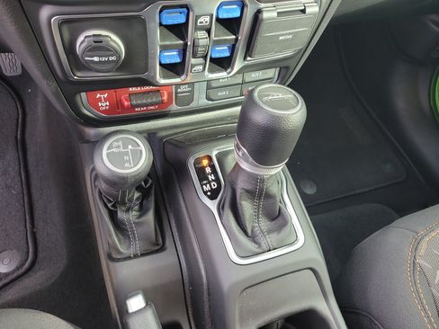 Used 2025 Jeep Gladiator Mojave w/ Safety Group AWD/4WD image 25