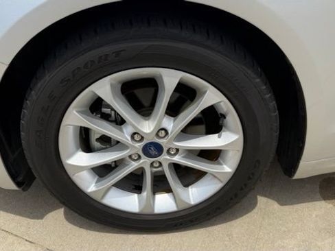 Used 2019 Ford Fusion SE FWD image 12