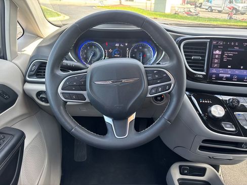 Used 2023 Chrysler Pacifica Touring-L FWD image 15