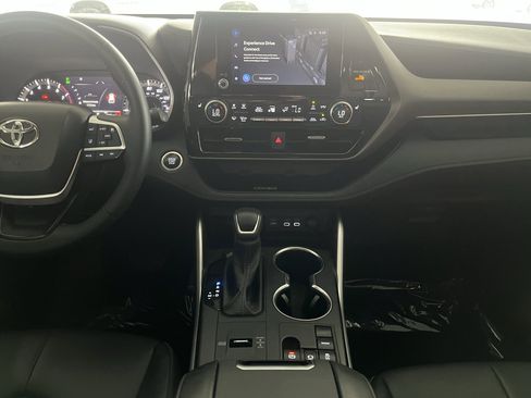 Used 2024 Toyota Highlander XLE FWD image 26