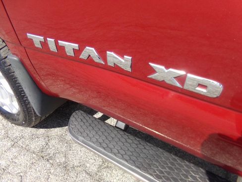 Used 2019 Nissan Titan SL image 16