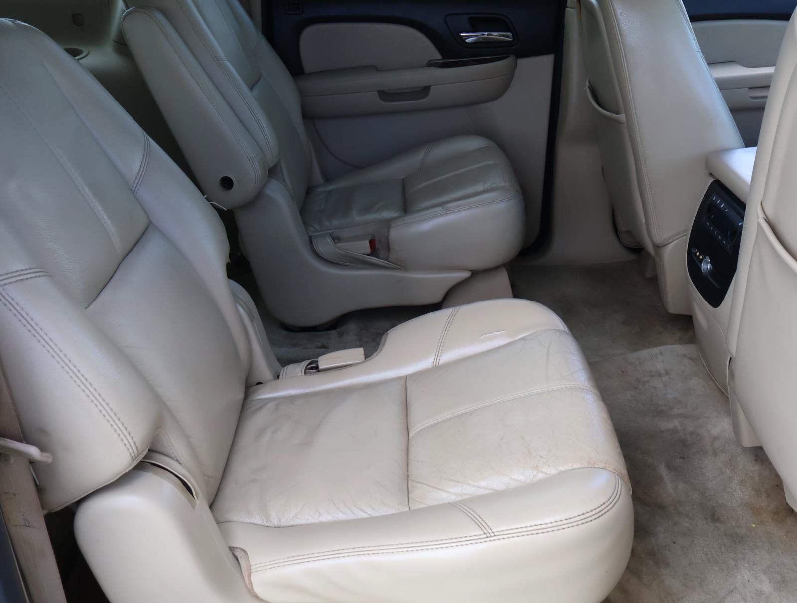 Used 2007 Chevrolet Suburban LTZ w/ LTZ Preferred Equipment Group RWD image 18