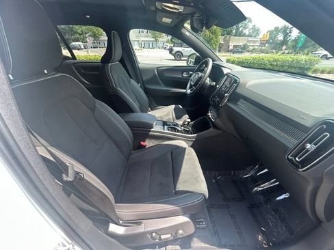 Certified 2025 Volvo XC40 B5 Plus AWD/4WD image 15