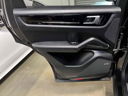 Used 2019 Porsche Cayenne w/ Premium Package AWD/4WD image 48