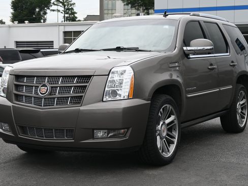 Used 2013 Cadillac Escalade Premium AWD/4WD image 5