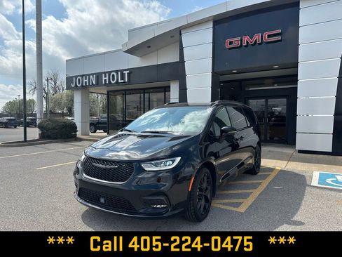 Used 2025 Chrysler Pacifica Limited FWD image 1