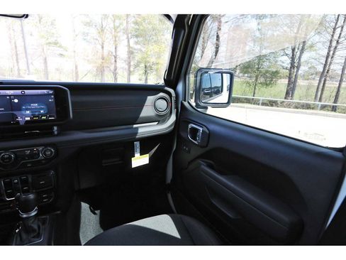 Used 2025 Jeep Gladiator Rubicon w/ Convenience Group image 8