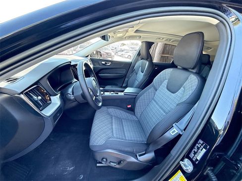 Used 2023 Volvo XC60 B5 Core image 23