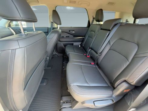 New 2025 Nissan Pathfinder SL image 15