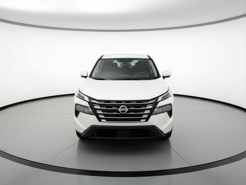 Used 2025 Nissan Rogue SV image 2