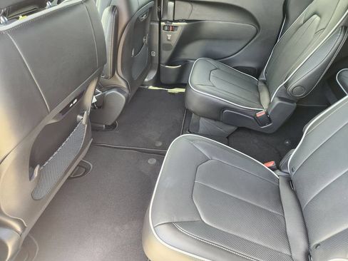 New 2027 Chrysler Pacifica Limited FWD image 20