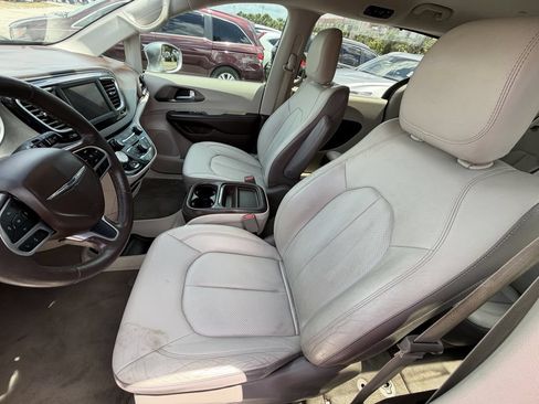 Used 2019 Chrysler Pacifica Touring-L FWD image 20