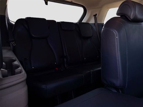 Used 2025 Kia Carnival FWD image 27
