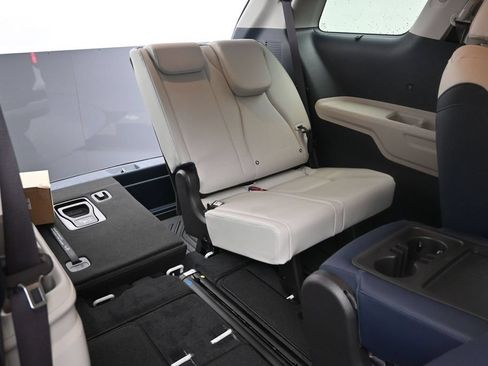 Used 2026 Kia Carnival EX FWD image 28