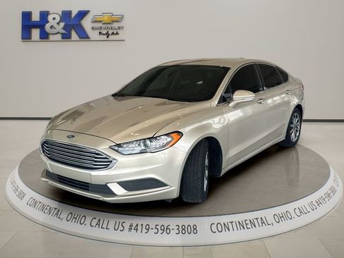 Used 2017 Ford Fusion SE w/ Fusion SE Technology Package FWD image 3