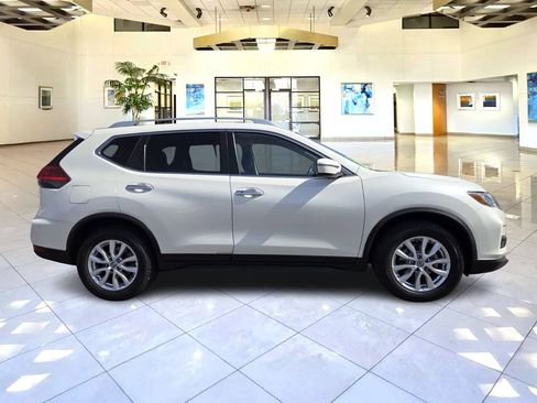 Used 2017 Nissan Rogue SV image 4