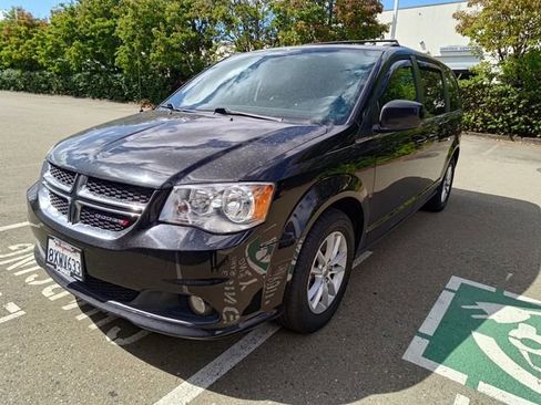 Used 2020 Dodge Grand Caravan SXT FWD image 2
