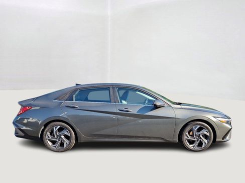 Used 2024 Hyundai Elantra Limited FWD image 7