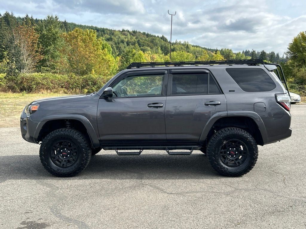 Used 2018 Toyota 4Runner SR5 AWD/4WD image 10