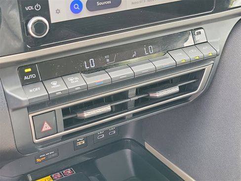 Used 2025 Toyota Camry LE image 27