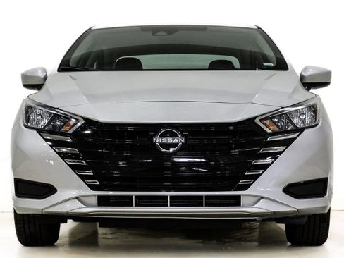 Used 2023 Nissan Versa SV image 2