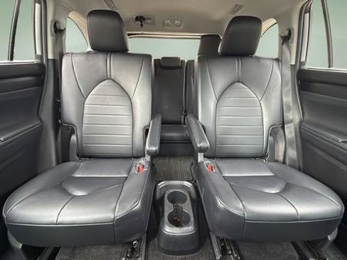 Used 2023 Toyota Highlander XLE AWD/4WD image 17