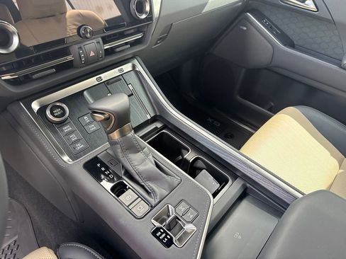 Used 2025 Lexus GX 550 w/ Accessory Package (CT) AWD/4WD image 12