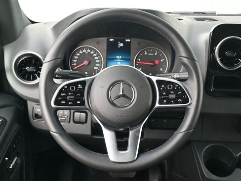 Used 2022 Mercedes-Benz Sprinter 2500 image 11