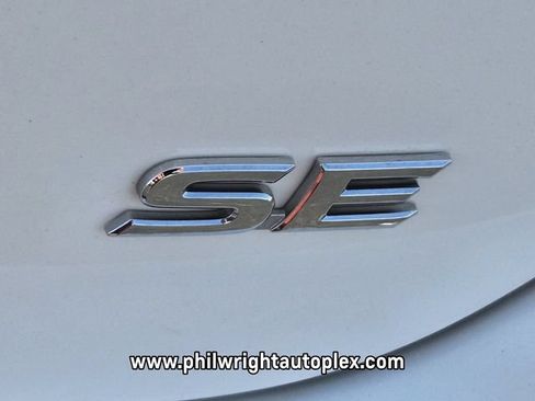 Used 2020 Toyota Camry SE FWD image 16